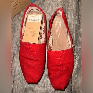 Women Classic Toms in Red Canvas size 7.5